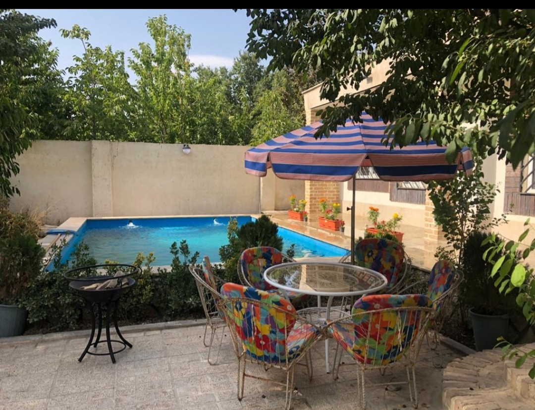 ویلای دوخوابه، استخر روباز و حیاط سرسبز