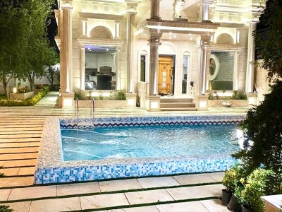 خانه ویلایی با نمای عمارت، دارای استخر روباز